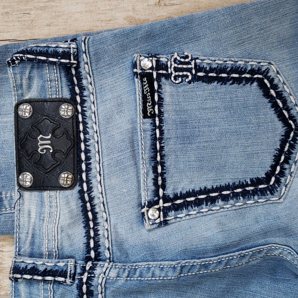 Miss Me Capri Boyfriend Jeans - Picture 6 of 7